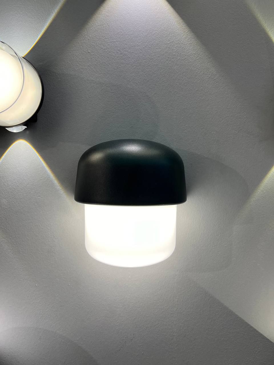 چراغ دیواری b212 واترپروف نور محیط