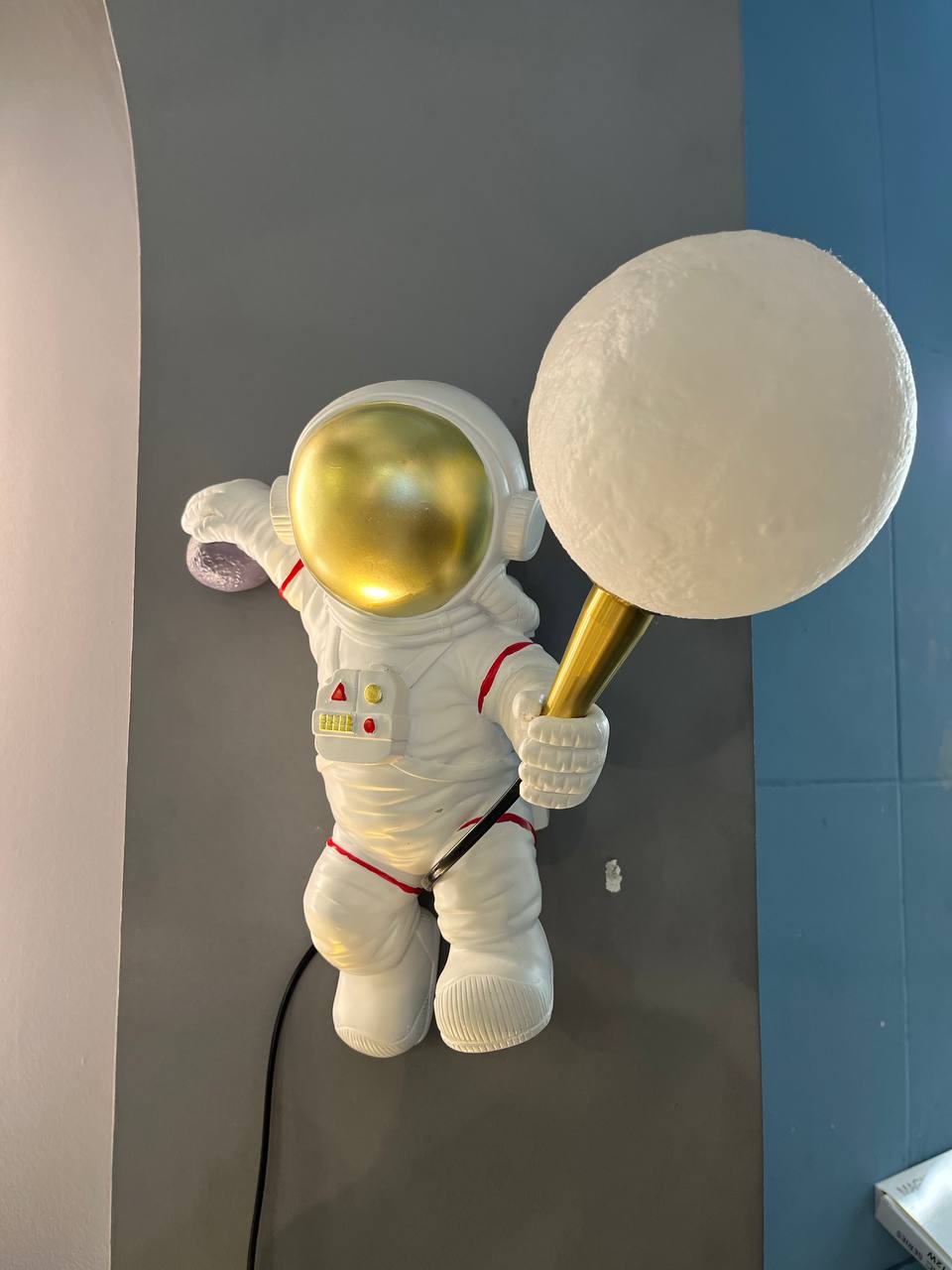 چراغ دیواری ادم فضایی