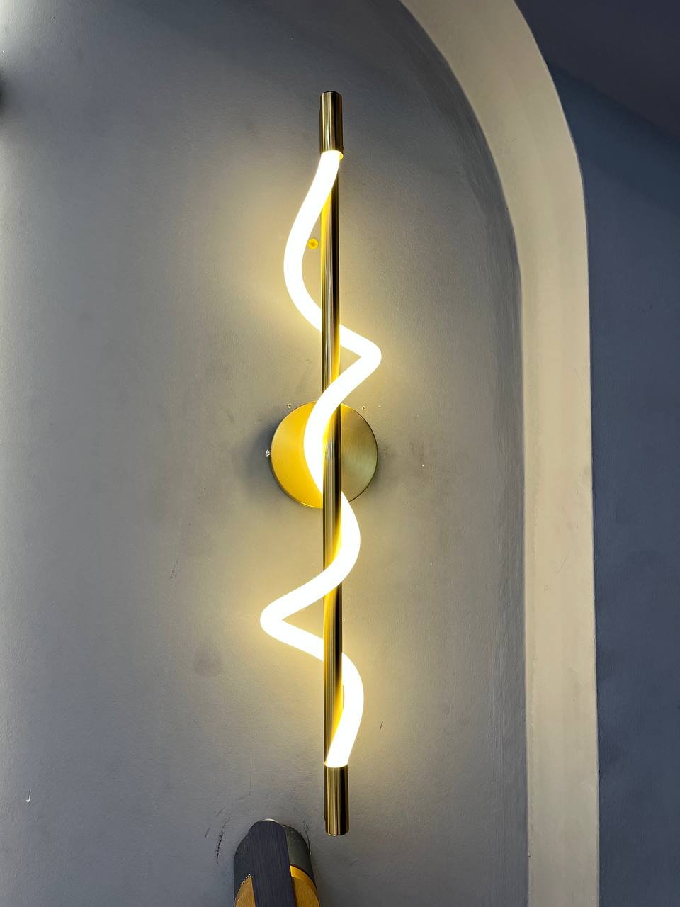 چراغ دیواری سیلیکونی طلایی